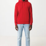 Homme portant un sweat rouge et jean clair.
