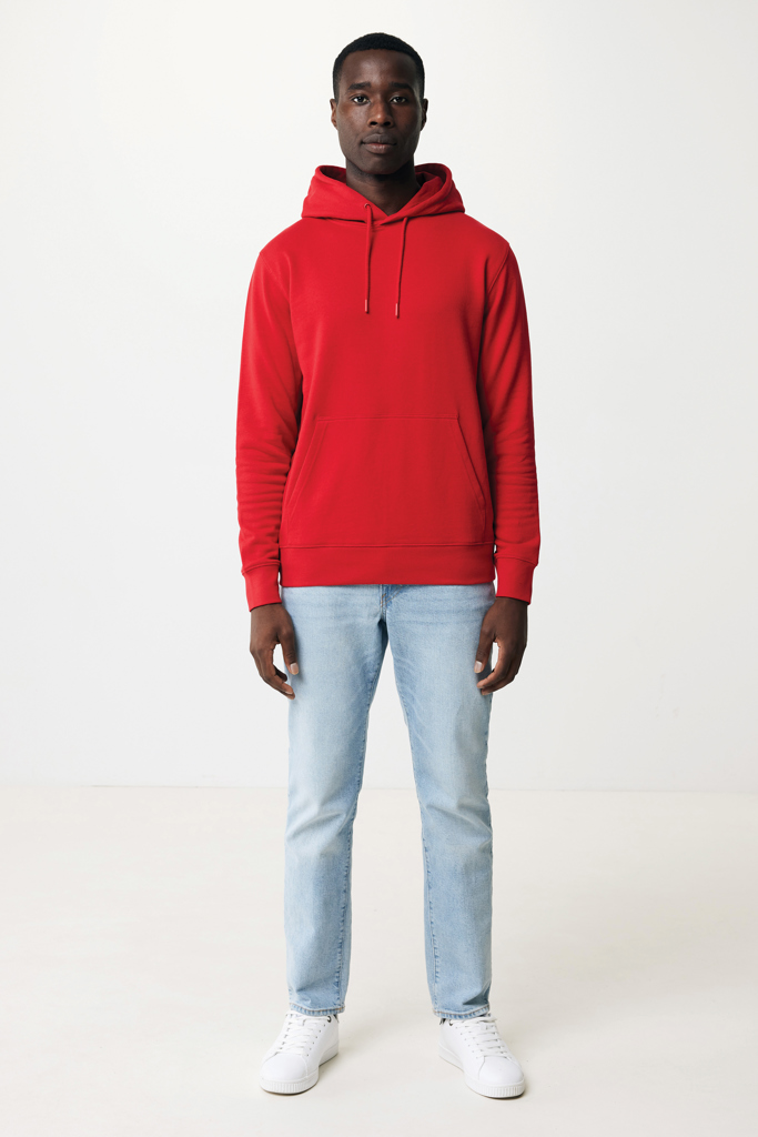 Homme portant un sweat rouge et jean clair.