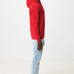 Homme portant un sweat rouge et jean clair