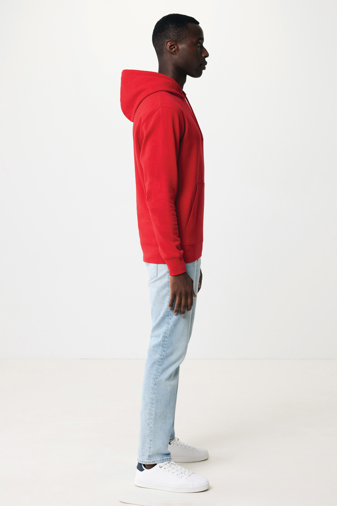 Homme portant un sweat rouge et jean clair
