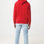 Homme portant un sweat rouge et jean clair