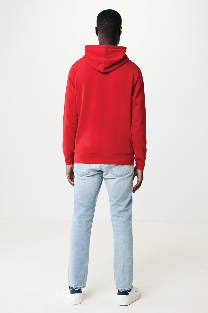 Homme portant un sweat rouge et jean clair