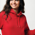 Femme souriante portant un sweat à capuche rouge