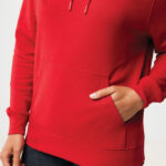 Personne portant un sweat à capuche rouge