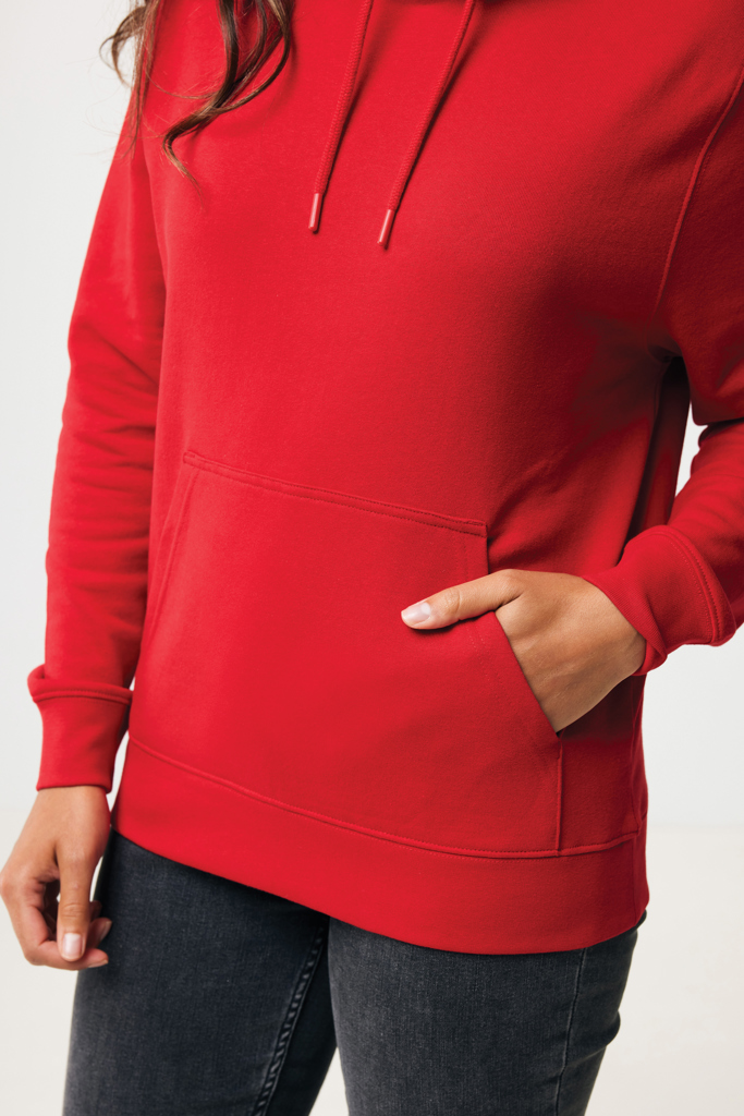 Personne portant un sweat à capuche rouge