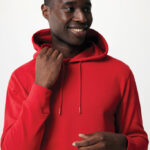 Personne souriante portant un sweat à capuche rouge