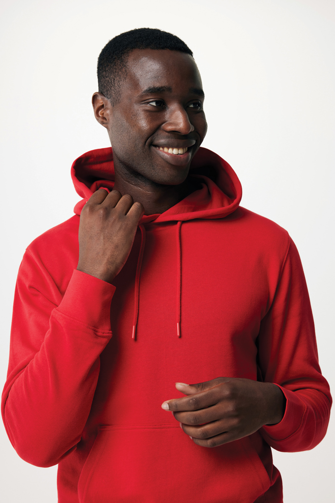 Personne souriante portant un sweat à capuche rouge