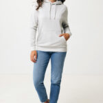 Femme portant un sweat gris et un jean bleu