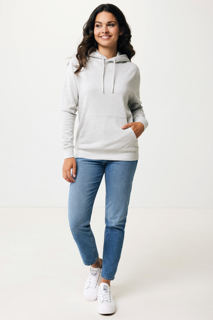 Femme portant un sweat gris et un jean bleu