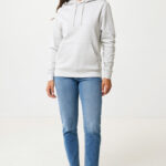Femme portant un sweat gris et un jean bleu
