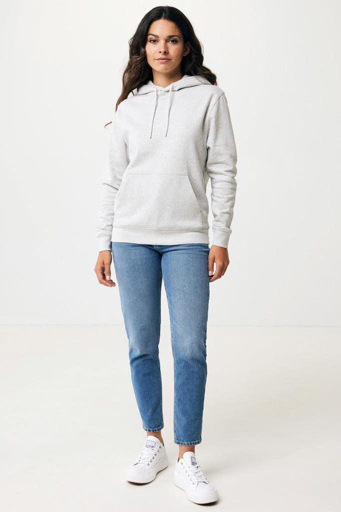 Femme portant un sweat gris et un jean bleu