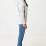 Personne portant sweat à capuche gris et jean bleu