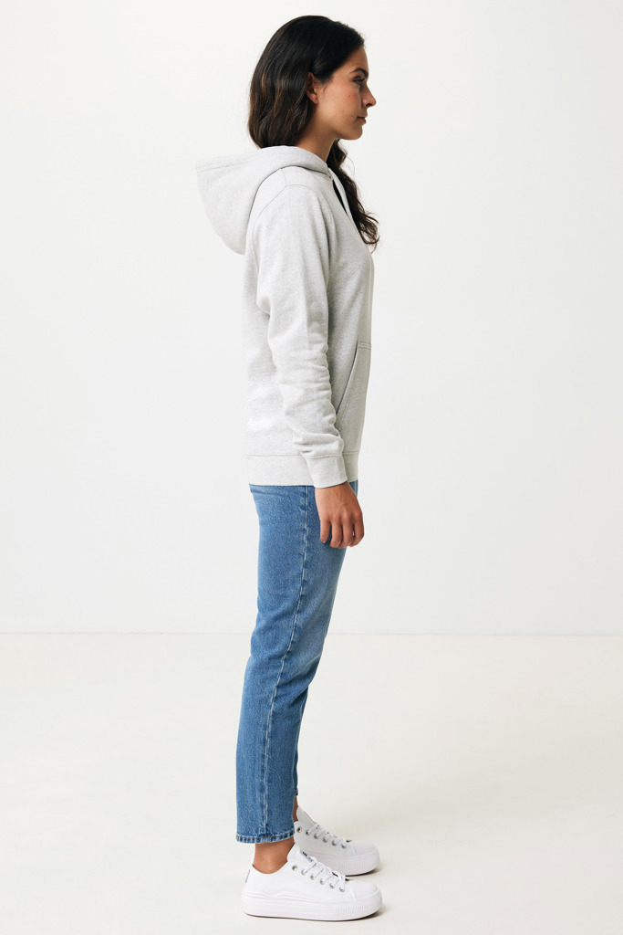 Personne portant sweat à capuche gris et jean bleu
