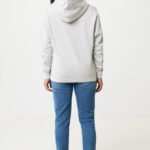 Personne portant sweat gris et jean bleu