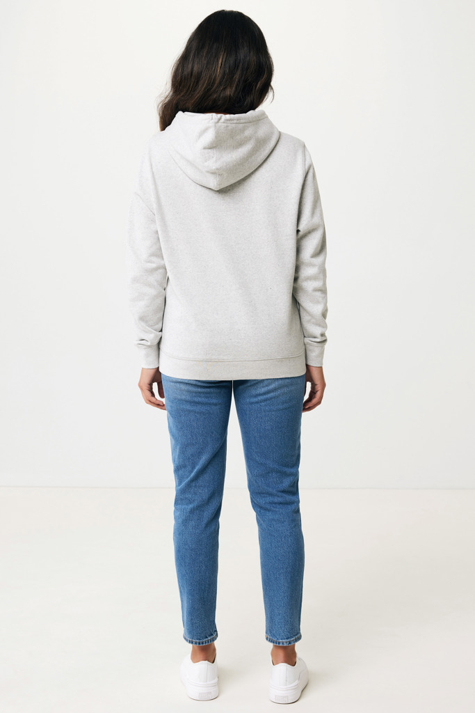 Personne portant sweat gris et jean bleu