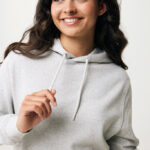 Femme souriante portant un sweat à capuche gris