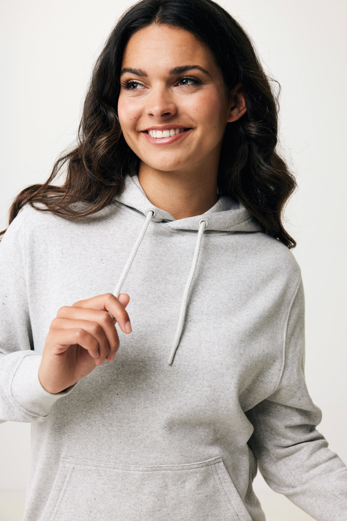 Femme souriante portant un sweat à capuche gris