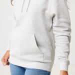 Femme portant un sweat à capuche gris