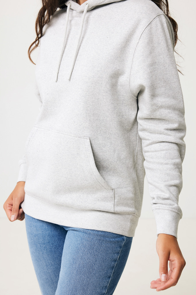 Femme portant un sweat à capuche gris