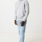 Homme portant un sweat gris et jean clair