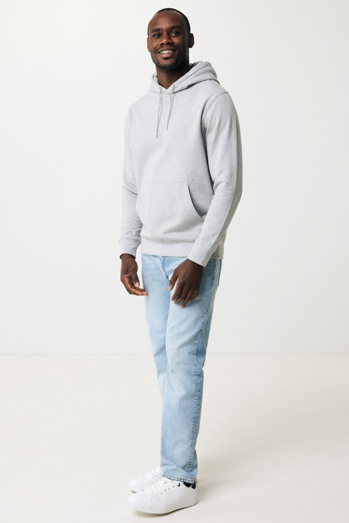 Homme portant un sweat gris et jean clair