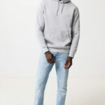 Homme portant un sweat gris et un jean clair