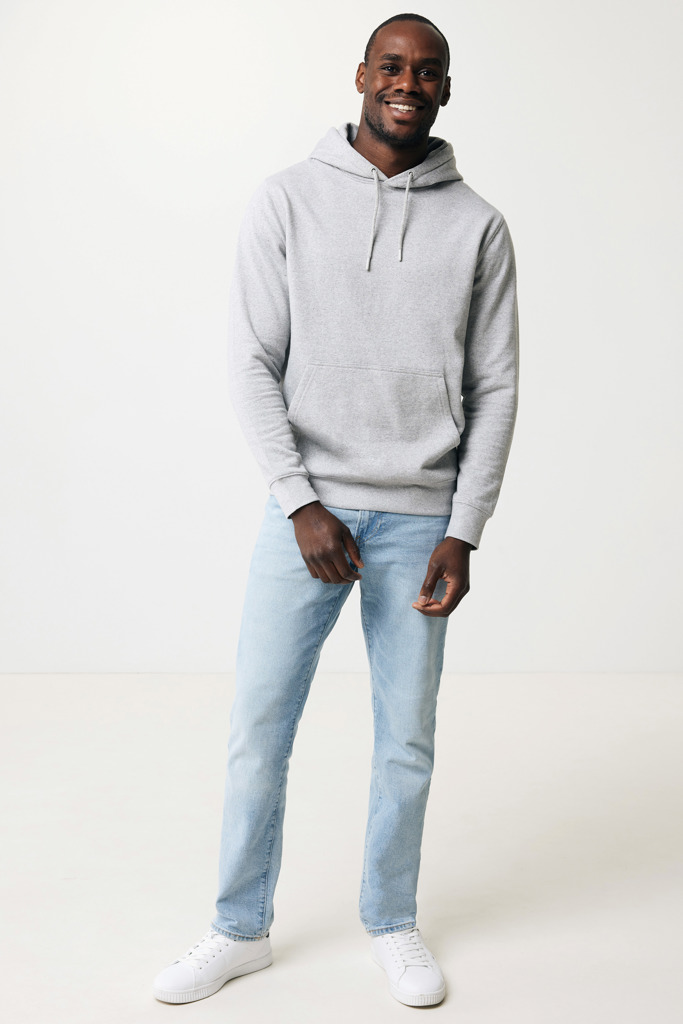 Homme portant un sweat gris et un jean clair