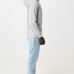 Homme portant sweat gris et jean clair