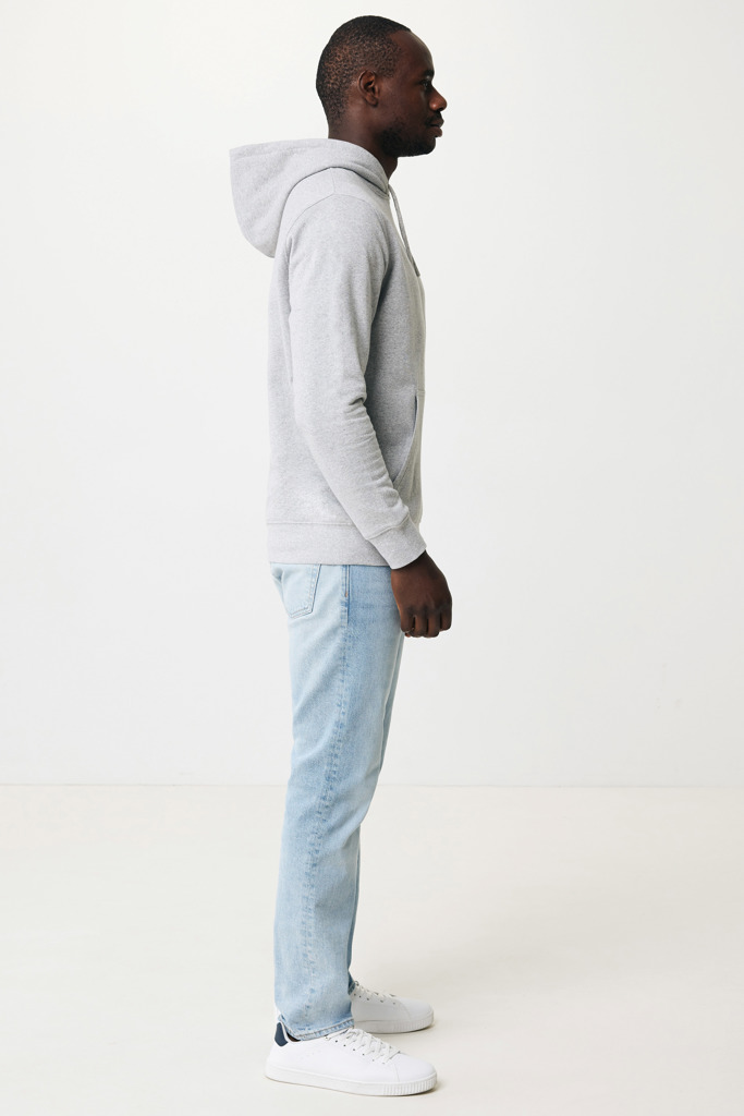 Homme portant sweat gris et jean clair