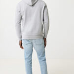 Homme portant sweat gris et jean clair