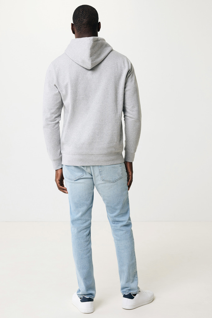 Homme portant sweat gris et jean clair