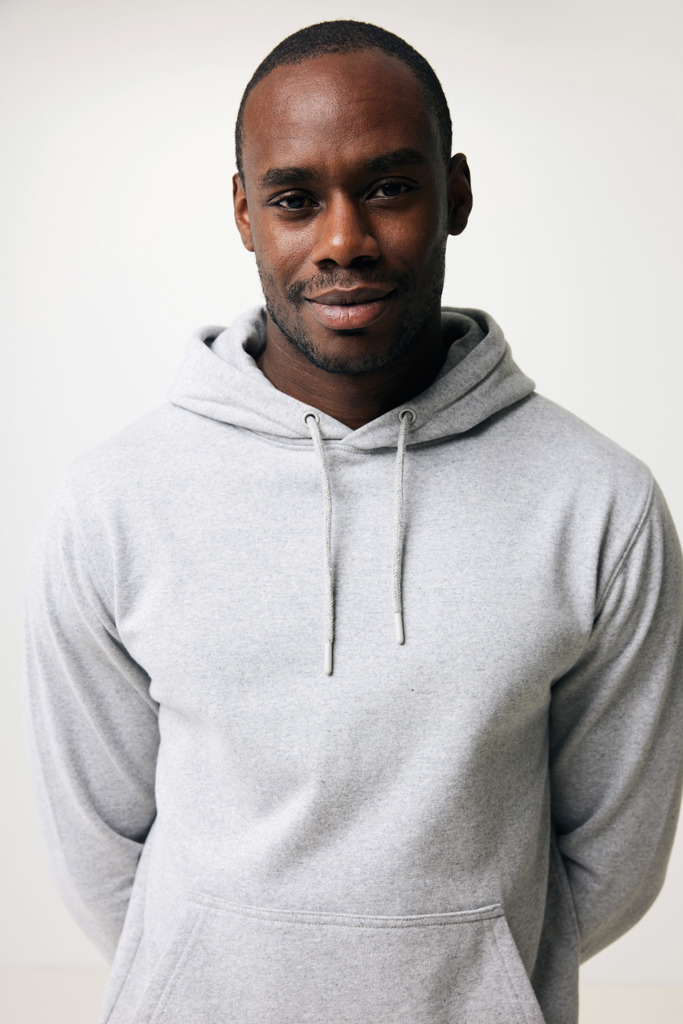 Personne portant un sweat à capuche gris souriant