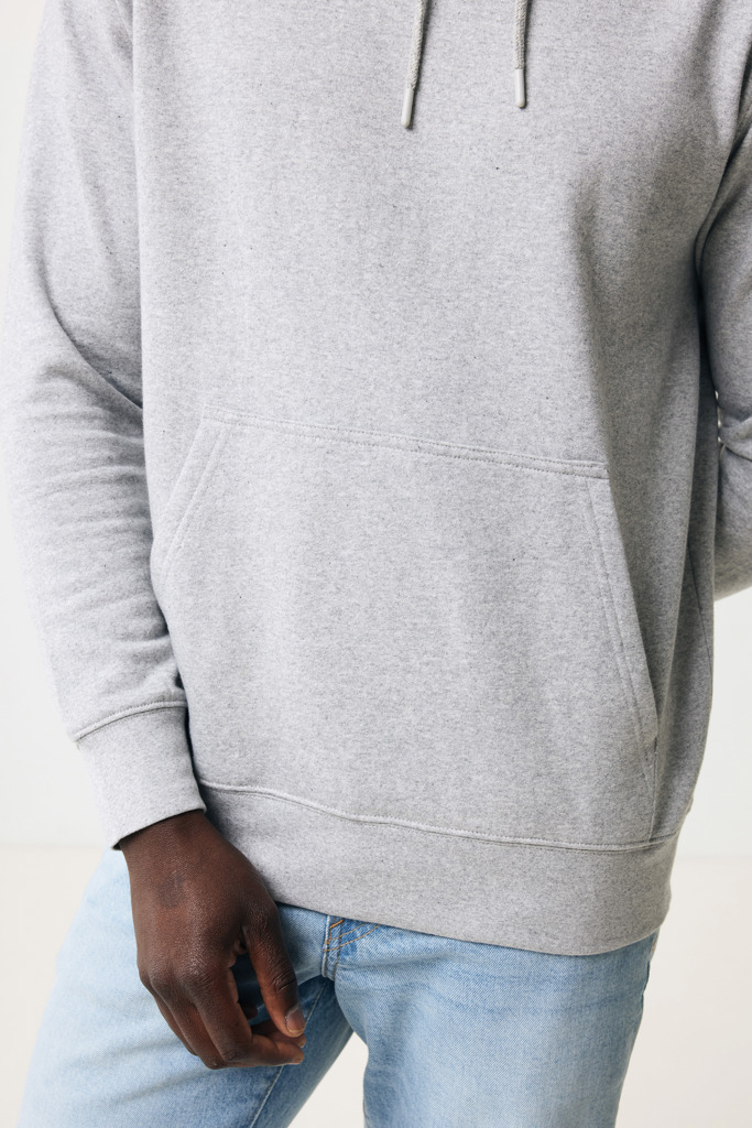 Sweat gris avec poche porté par une personne