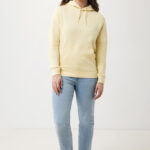 Personne portant un sweat jaune et un jean bleu.