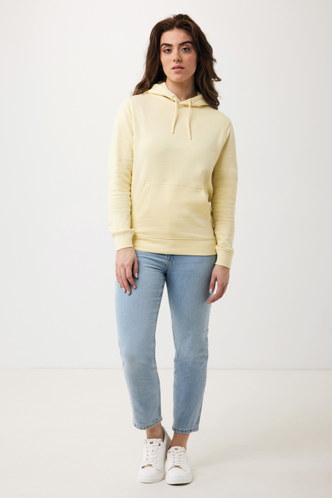 Personne portant un sweat jaune et un jean bleu.