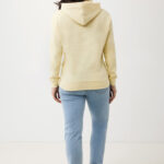 Femme portant hoodie jaune et jean clair
