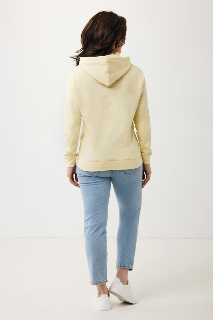 Femme portant hoodie jaune et jean clair