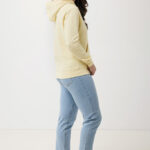 Personne portant sweat jaune et jean clair