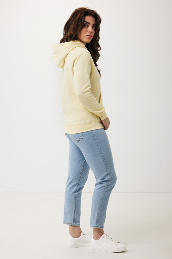 Personne portant sweat jaune et jean clair