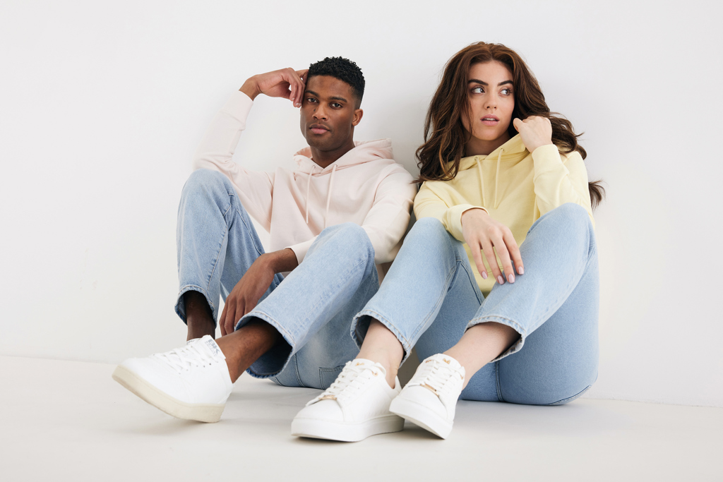 Deux personnes portant des sweats colorés et jeans