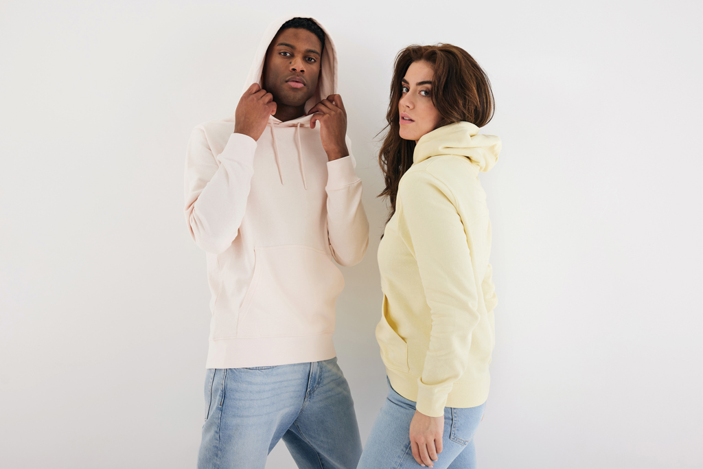 Deux personnes portent des sweats à capuche colorés.
