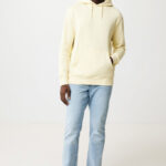Personne portant un sweat beige et un jean clair