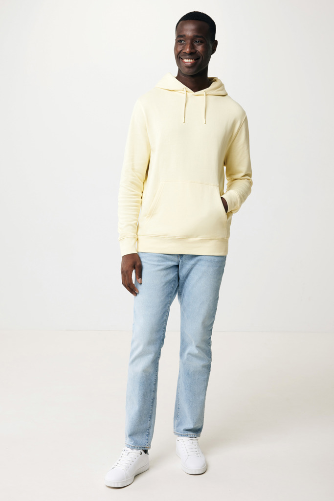 Personne portant un sweat beige et un jean clair