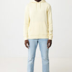 Homme portant un sweat beige et un jean clair