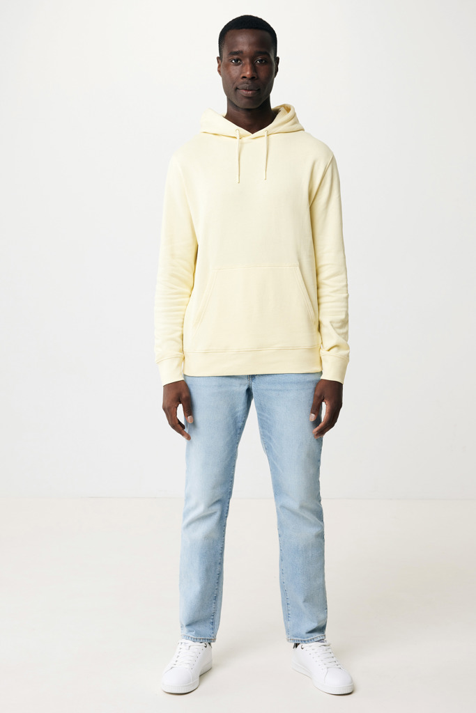Homme portant un sweat beige et un jean clair