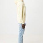 Homme portant un sweat beige et jean clair