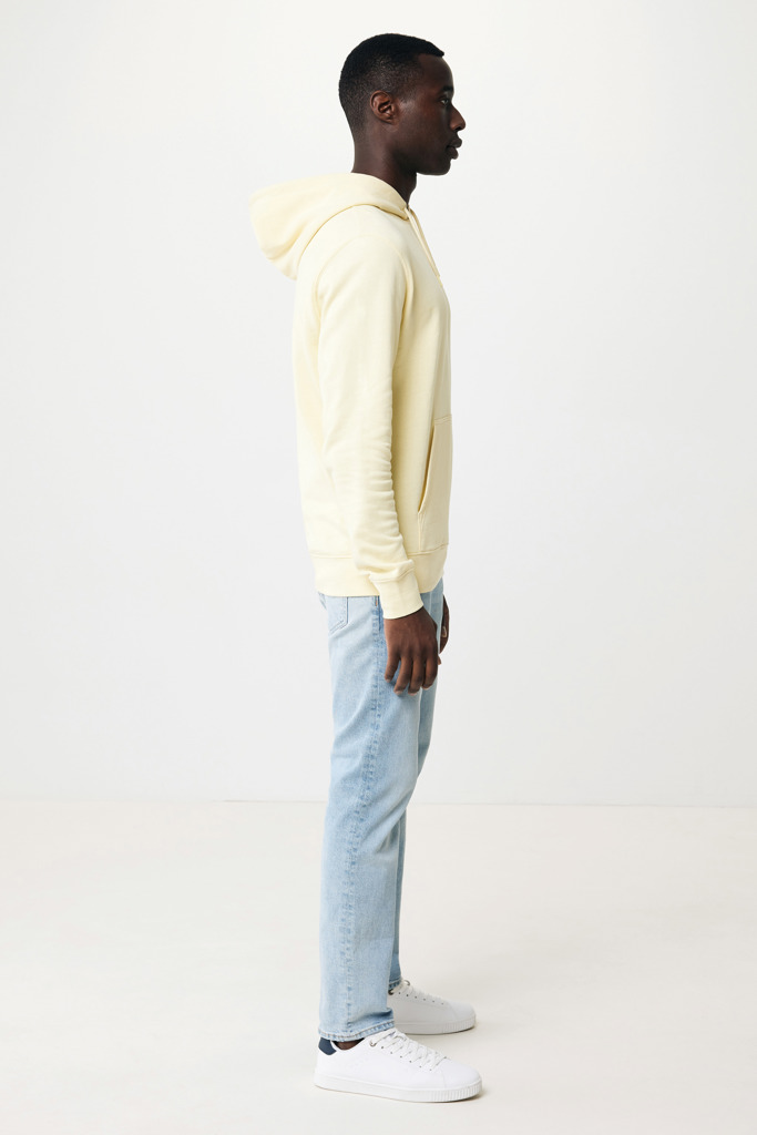 Homme portant un sweat beige et jean clair