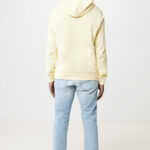 Personne portant un sweat jaune et jean clair