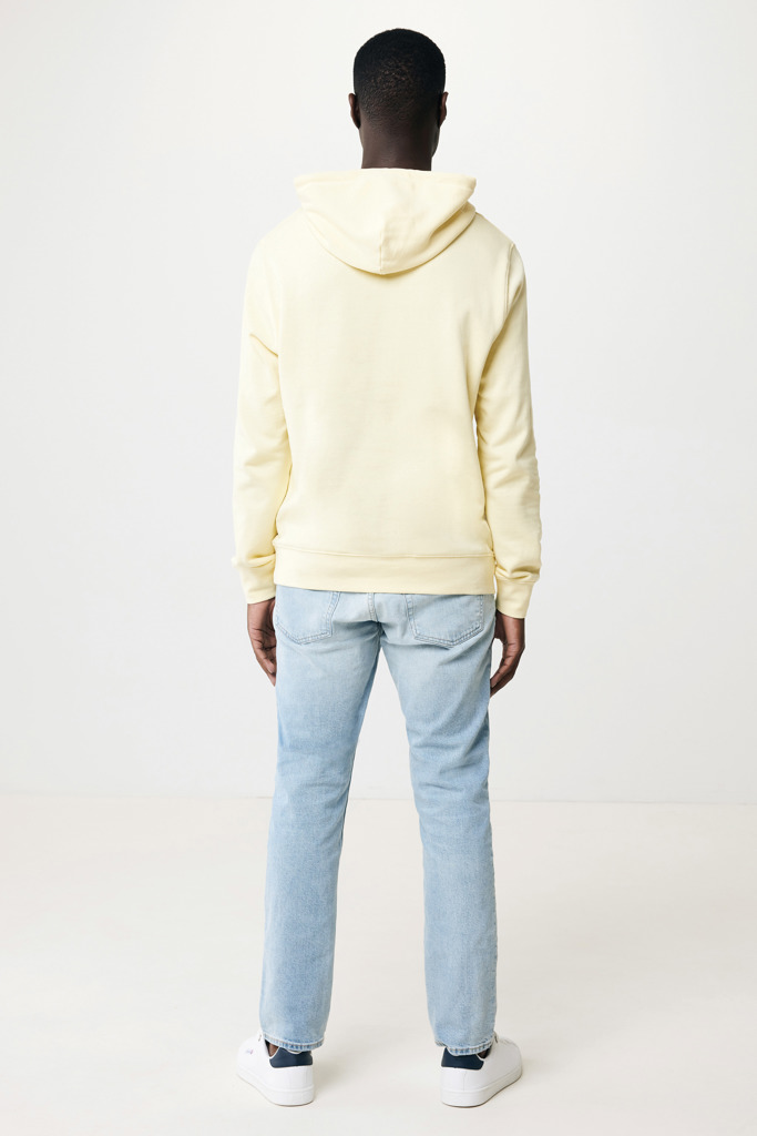 Personne portant un sweat jaune et jean clair