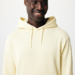 Homme souriant portant un sweat à capuche beige